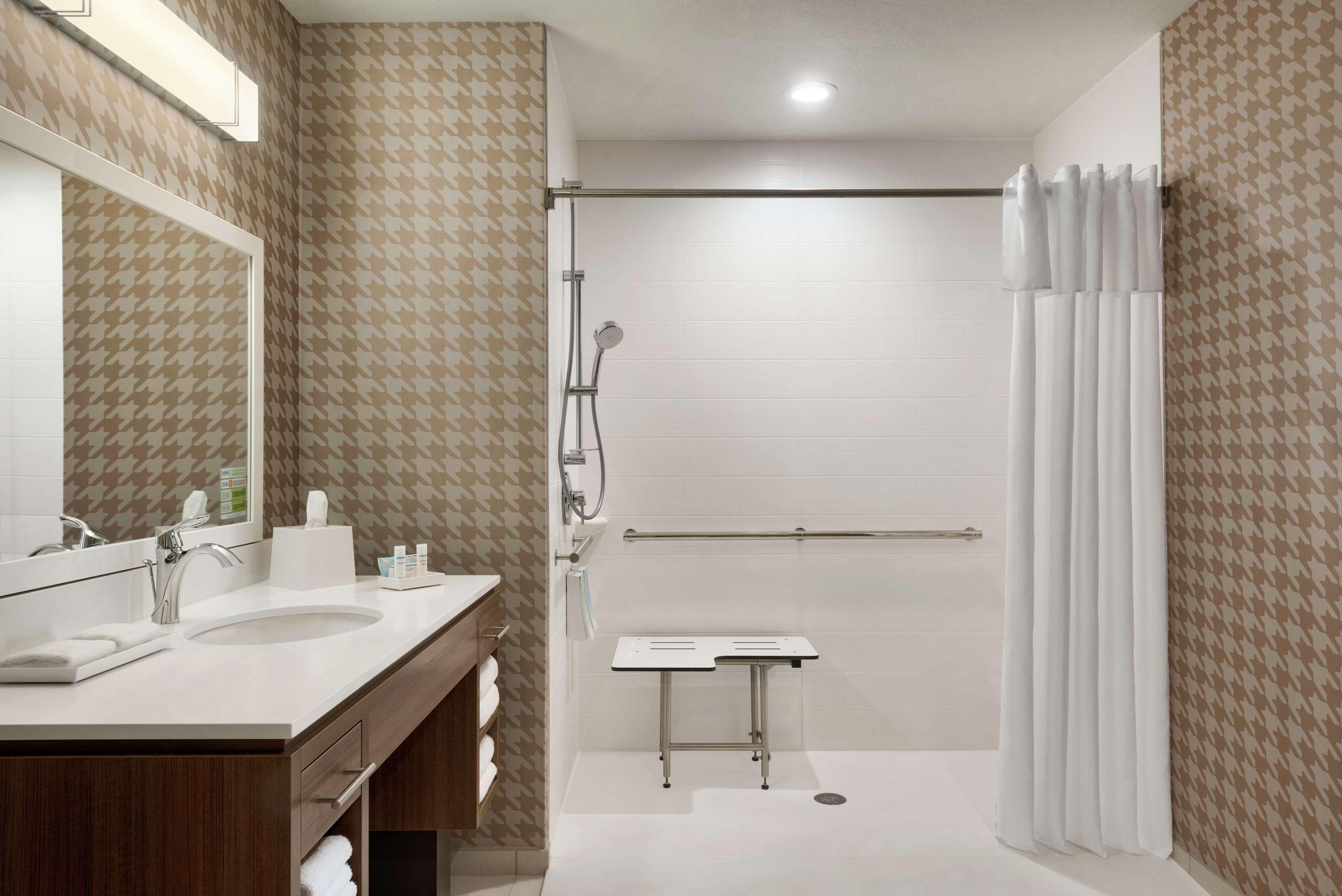 Home2 Suites By Hilton Bismarck Bagian luar foto